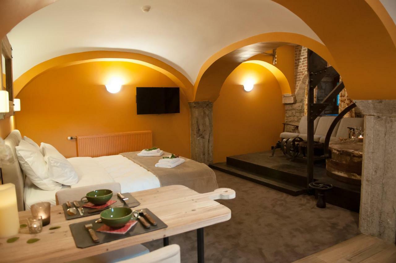 River Lodge Hotel Insolite Maredsous Eksteriør bilde